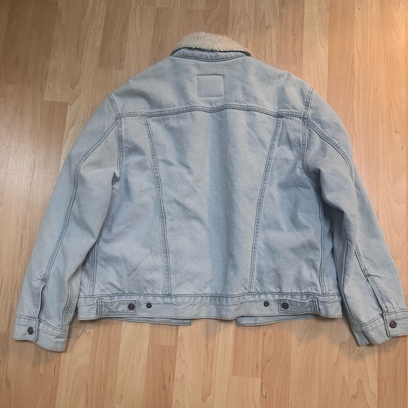 Levi’s Ex-Boyfriend Sherpa Trucker Jacket – Light Wash – Size L NWT 💙 - Picture 4 of 7